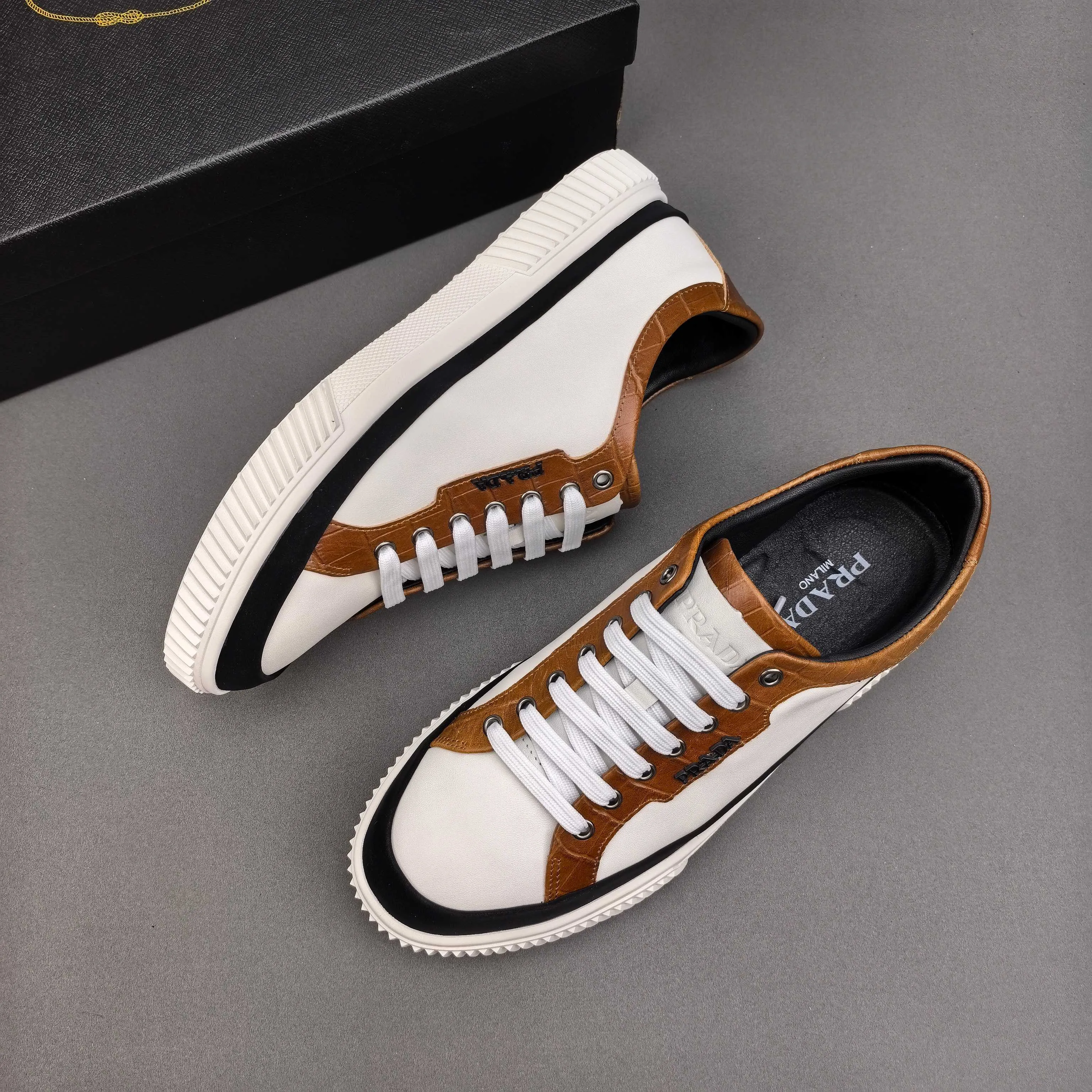 PP420❣️❣️❣️Prada set off the audience! Prada, an international brand that is constantly innovating, this men's casual shoe, the original version, made of cowhide leather at a ratio of one to one at the store, with leather feet and rubber non-slip outsole, breathable and comfortable, quality speaks for itself👄38-44